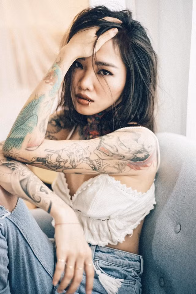 Nhiếp ảnh gia Dạ Miêu chia sẻ về bộ ảnh cho hot girl xăm trổ Na Bia trên trang cá nhân rằng: "Na Bia tìm đến Dạ Miêu với mong muốn chụp một bộ ảnh thật dịu dàng. Đó là ấp ủ từ lâu mà cô gái này chưa có dịp thực hiện. Những hình xăm là một phần con người của Na Bia nhưng cũng vì thế mà không nhiều người tin rằng đằng sau ngoại hình “được cho là” lập dị vẫn là một tính cách mềm mại, đầy nữ tính ngay cả với những Nhiếp ảnh gia có tiếng".