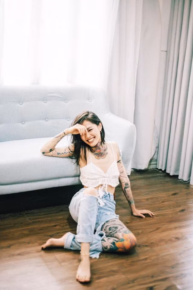 "Nhưng Na Bia này đã gây ấn tượng với ekip Dạ Miêu ngay từ những shot hình đầu tiên. Nụ cười rạng rỡ và đôi mắt buồn thật đẹp. Tất cả những gì Na Bia cần chỉ là những hướng dẫn biểu cảm tôn lên thần thái gương mặt ẩn sâu trong nội tâm" nữ nhiếp ảnh gia Dạ Miêu cho biết thêm.