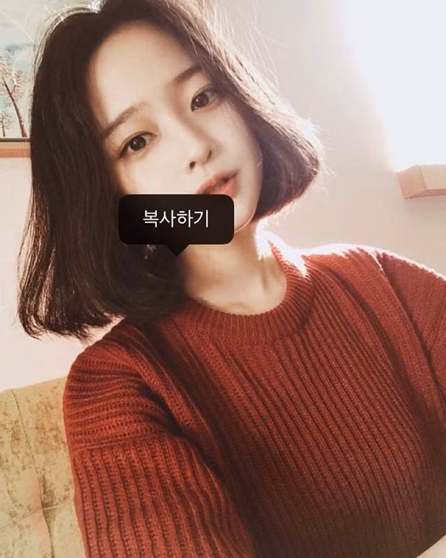 Khi lần đầu tiên chạm mặt cô nàng này, nhiều đã phải ấn tượng bởi khuôn mặt thon gọn, đôi mắt to có hồn và sống mũi cao cùng làn da trắng ngần xinh đẹp.