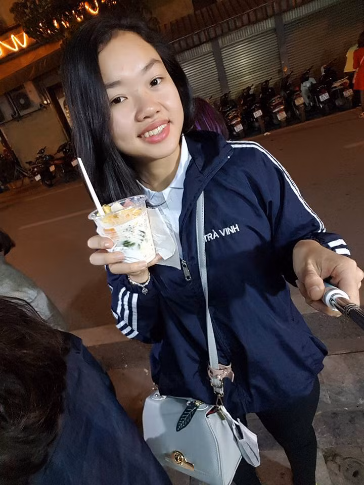 Ngoài những giờ học trên trường, Châu Kiều Oanh lại trở về trung tâm huấn luyện để làm bạn với cây cung và đích đến là tấm bia nhắm bắn và thành quả là tấm HCB SEA Games đầu tiên đã được cô đem về cho bộ thành tích của mình.