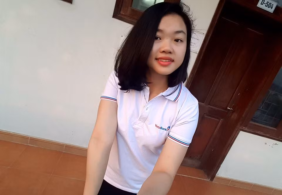Sở hữu gương mặt bầu bĩnh ưa nhìn, Kiều Oanh tươi tắn và luôn nở nụ cười trong mỗi tấm hình chụp của mình. Điều này khác xa với thần thái lỳ lợm và lạnh tanh khi thi đấu của cô gái quê gốc Trà Vinh này.