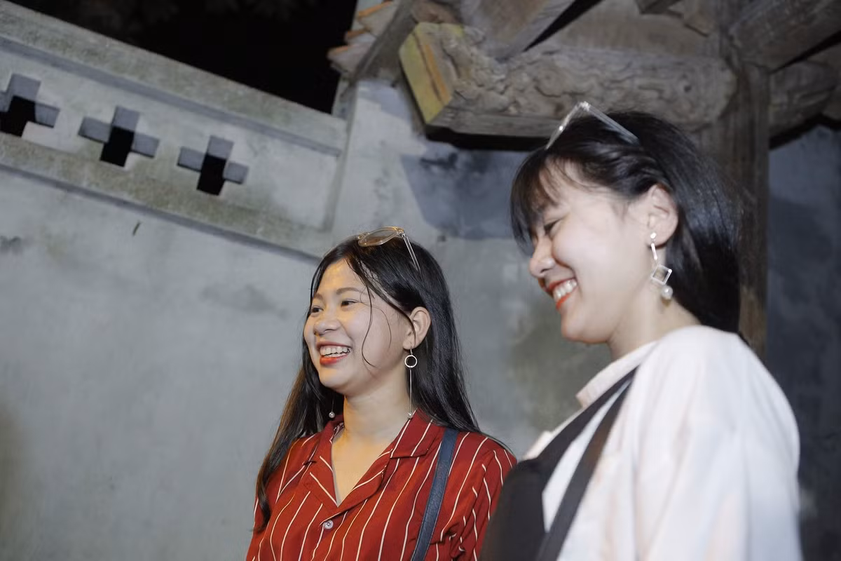 Nụ cười hạnh phúc của hai nữ du khách khi lên tới đền chính dâng hương.