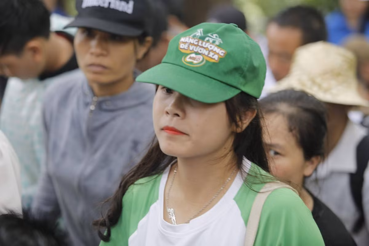 Vượt hàng trăm kilomet để về với đất Tổ - Phú Thọ, nữ du khách vẫn xinh đẹp và tỏ rõ thần thái.