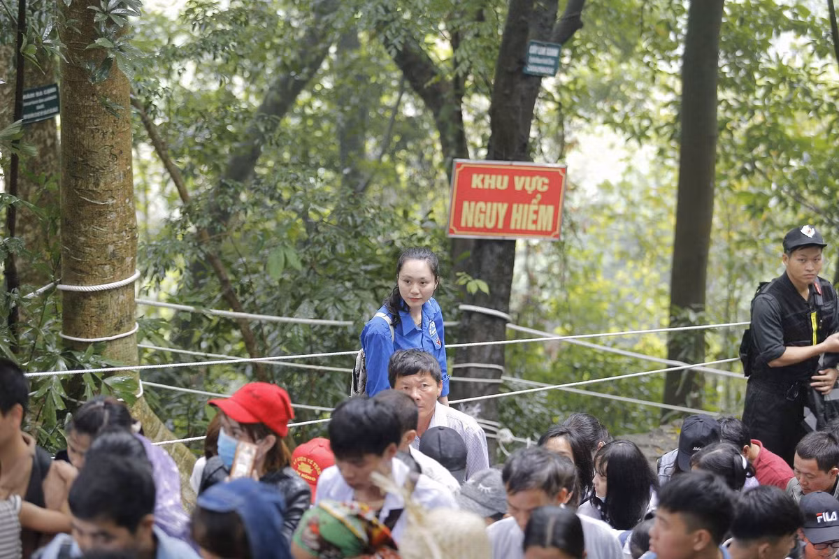 Tại các địa điểm trọng yếu, dù là phận nữ nhi nhưng các cô bạn tình nguyện viên vẫn cắm chốt để đảm bảo an toàn cho dòng người dâng hương đền Hùng.