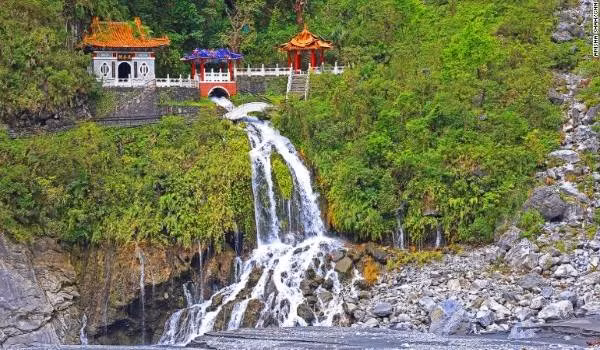 Hẻm núi Taroko là một những trong kỳ quan thiên nhiên đẹp sửng sốt của xứ Đài. Qua các đường mòn Jiuqudong hay Yanzikou, Baiyang, bạn sẽ có một khuôn hình tạo ấn tượng thị giác mạnh. Điều này được tạo nên từ khung cảnh hùng vĩ với các vách núi dựng đứng, cách nhau chừng 10 m uốn lượn tựa 9 khúc rồng cuộn, dưới đáy là dòng sông hẹp dài âm ỉ chảy suốt 10.000 năm.
