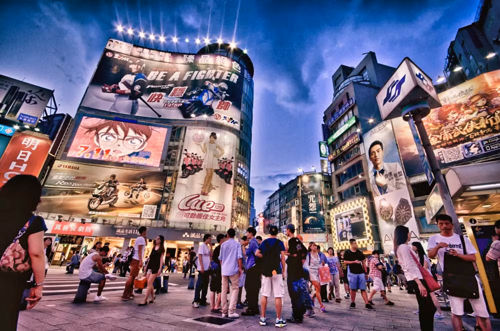 Phố đi bộ Tây Môn Đỉnh (Ximending) là một điểm ăn chơi nổi tiếng mà bất cứ du khách nào khi tới du lịch Đài Loan đều nên ghé qua. Bởi đây là một nơi khá sầm uất và nhộn nhịp. Tại dây, bạn đừng bỏ qua điểm chụp hình tự sướng tại các con phố nhỏ, bao quanh bởi những bức tường graffiti độc đáo hoặc thu vào ống kính khu phố nhộn nhịp, lung linh trong rừng đèn neon đủ màu sắc khi đêm về.