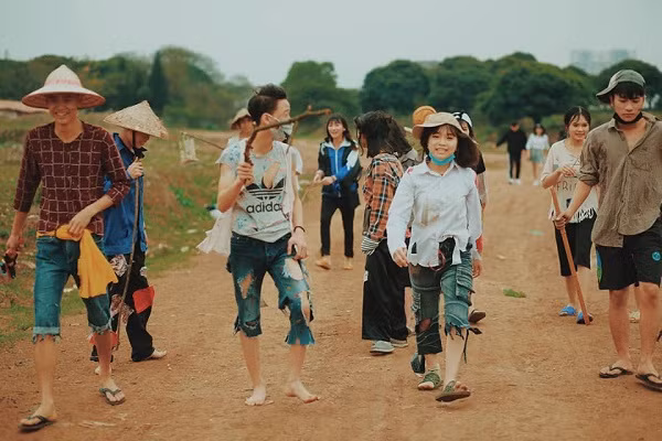 Với tiêu chí "không đụng hàng", những bộ ảnh kỷ yếu đặc biệt lần lượt được ra đời. Mới đây nhất là bộ ảnh của lớp 12 A11 trường THPT Xuân Mai, Chương Mỹ, Hà Nội với phong cách "cái bang" cực lầy lội.