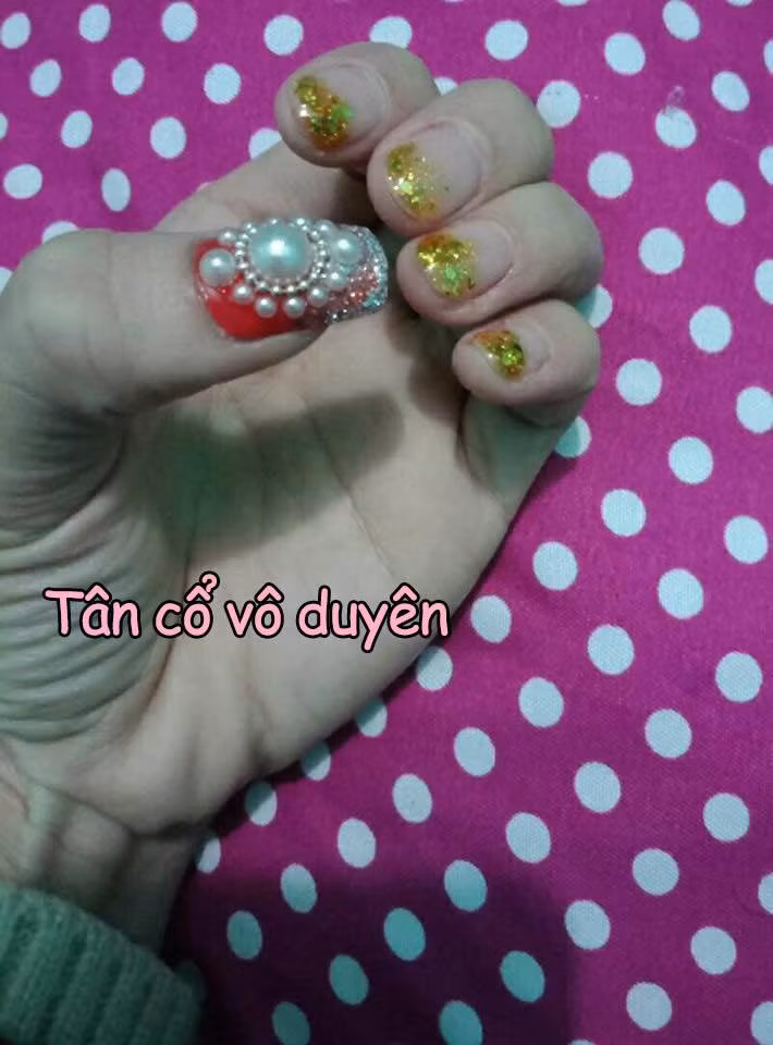 Chính bởi vậy, trên mạng xã hội, hội chị em đã bày cách cho nhau trốn việc rửa bát ngày Tết bằng cách "tậu" nhưng bộ móng tay cực chất và khá ấn tượng.