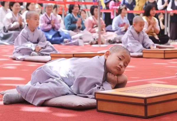 Và khi không chống lại nổi cơn buồn ngủ, các chú tiểu đã không còn thể ngồi yên.