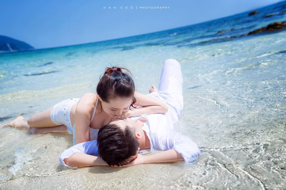 Ở Việt Nam những bãi biển thường được các cặp đôi thường lựa chọn để chụp ảnh cưới của mình đó là Cù Lao Chàm, Mỹ Khê (Đà Nẵng) hay bãi biển Nha Trang. Bên cạnh đó còn có những bãi biển như Phú Quốc hay Trà Cổ cũng là lựa chọn không tồi cho các cặp đôi.