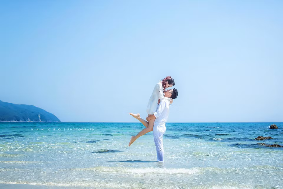 Nước biển trong xanh hòa cùng sự hạnh phúc của các cặp đôi.