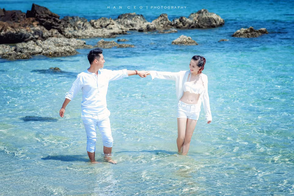 Thay cho các bộ ảnh cưới mang tính truyền thống và rập khuôn thì những shoot ảnh theo kiểu "chụp vui" như thế này được đánh giá cao. Nó đáp ứng đúng tiêu chí đẹp và giữ đúng cảm xúc thật.