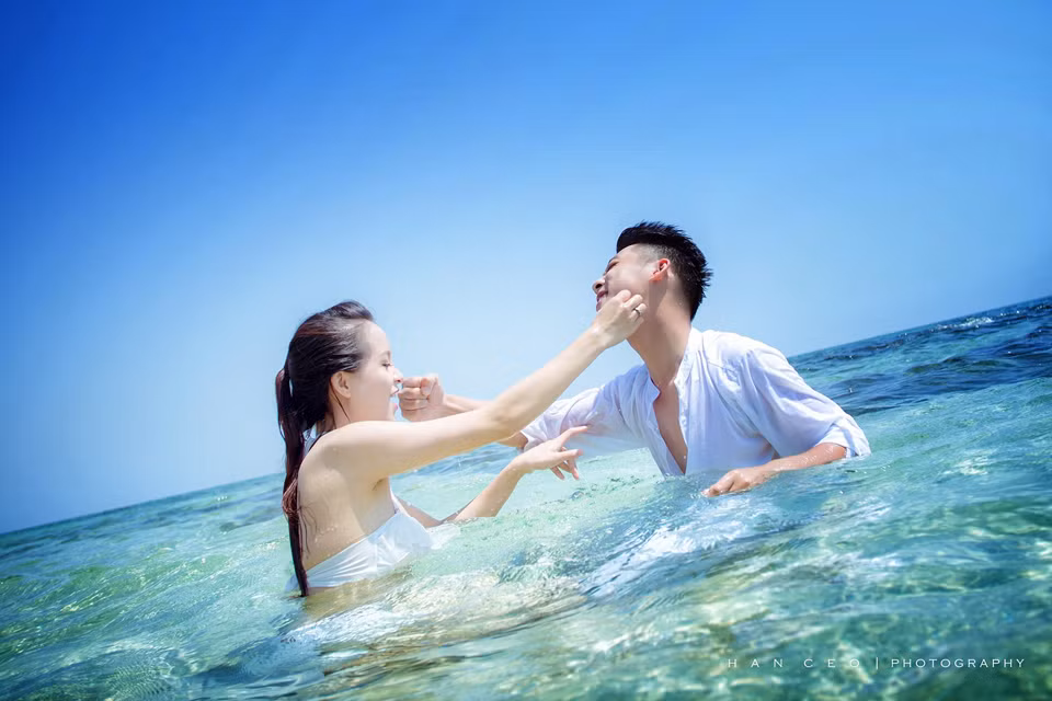 Những bãi biển đẹp với mặt nước trong xanh nhìn thấy cả đáy và những bãi cát trắng dài vô tận là những nơi tuyệt đẹp để các cặp đôi thực hiện những bộ ảnh cưới để đời của mình.