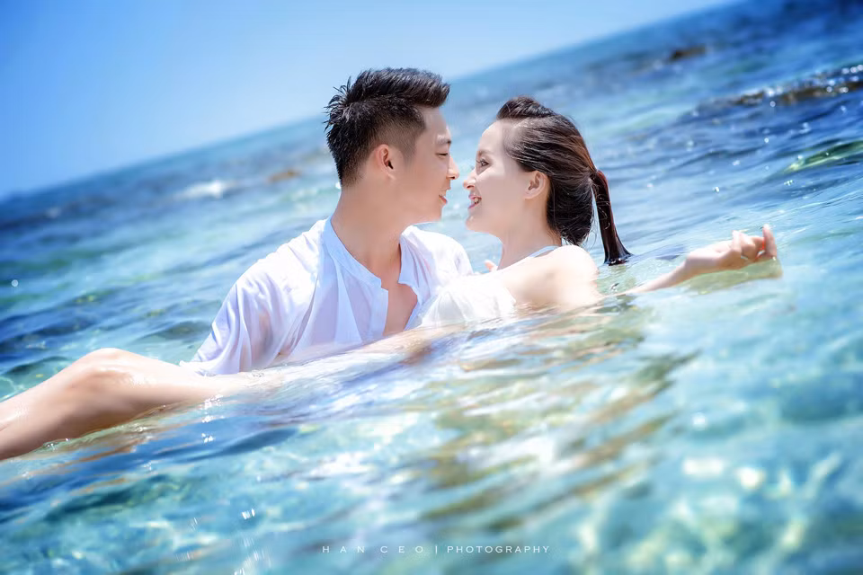 Rất nhiều những bộ ảnh cưới đẹp đã được nhiều nhiếp ảnh gia cũng như các cặp đôi thi nhau chia sẻ trên mạng xã hội khiến nhiều người đứng ngồi không yên. Một số thì tỏ ra tiếc nuối khi trước đó mình không thực hiện những bộ ảnh cưới ở biển.