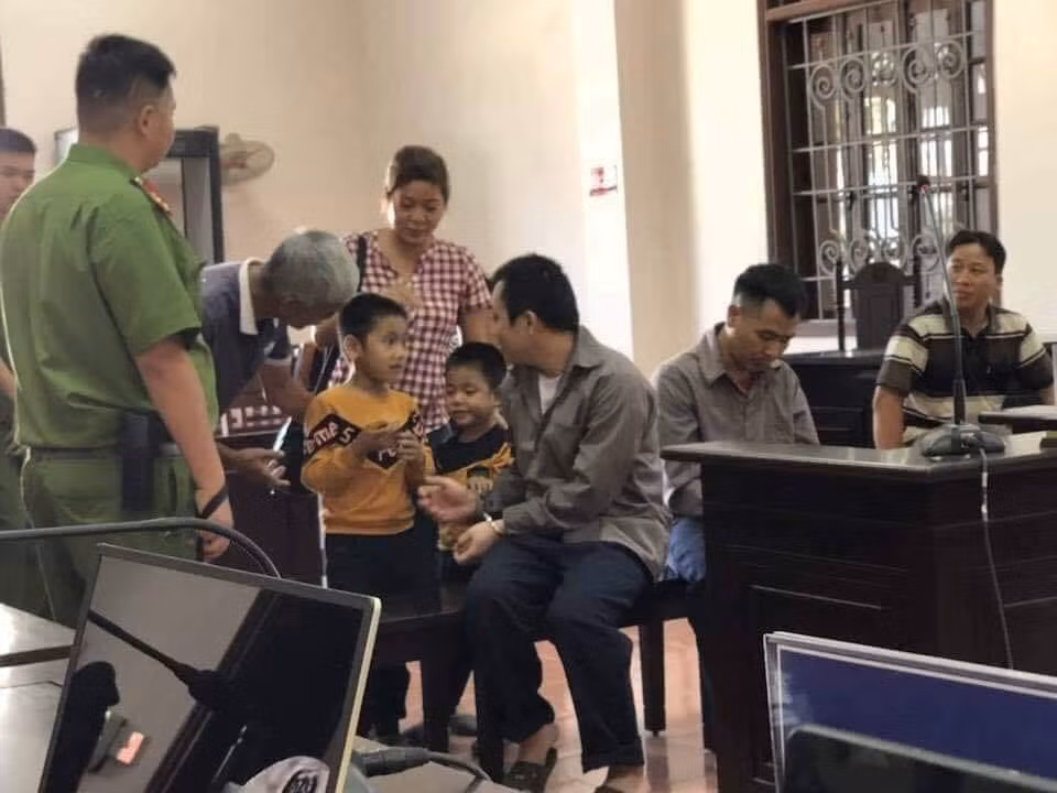 Nickname Vinh Cần chia sẻ: "Lỗi không quan sát là đúng rồi còn gì nhưng bản án 6 năm và số tiền bồi thường thì quá nặng. Cần phải xem xét lại bản án. Có thể chỉ phạt đền bù tiền và treo bằng chứ không nên đưa ra án tù vì lỗi sai lớn nhất vẫn là từ tài xế Ngô Văn Sơn khi lùi xe và lái xe có nồng độ cồn cao".