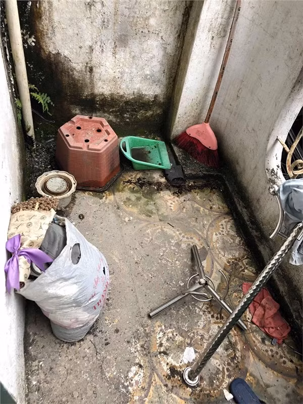 Mới đây, cộng đồng mạng tiếp tục được dịp mở mang tầm mắt khi nhìn loạt ảnh chụp căn nhà trọ của 3 cô gái mà ai cũng tưởng là bãi rác bỏ hoang. Theo lời kể của chủ cho thuê nhà, đây là những gì mà 3 cô gái kia để lại sau khi thông báo trả phòng trọ để chuyển đi. Và khi nhận lại nhà với cảnh tượng này, người chủ trọ đã kinh ngạc đến mức suýt nôn.