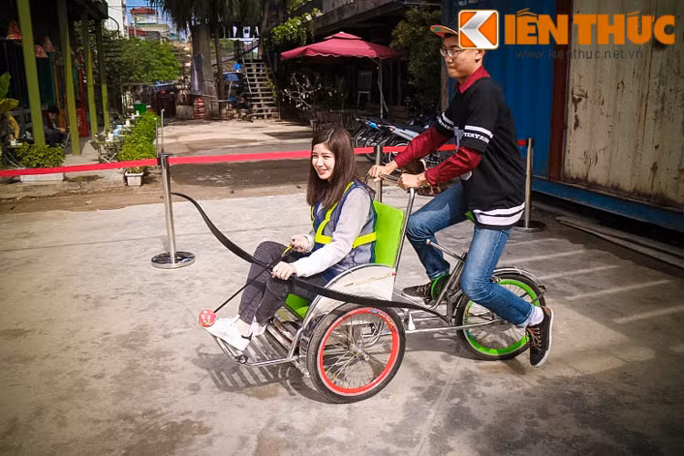 Ở các cuộc thi bắn cung trước đây, người chơi chỉ phải đứng yên một chỗ, giương cung ngắm bắn. Tuy nhiên, trong cuộc thi này các bạn trẻ phải ngồi trên xích lô, xe máy, vừa di chuyển vừa ngắm bắn. Đây thực sự là một thử thách khá lớn với các bạn trẻ.