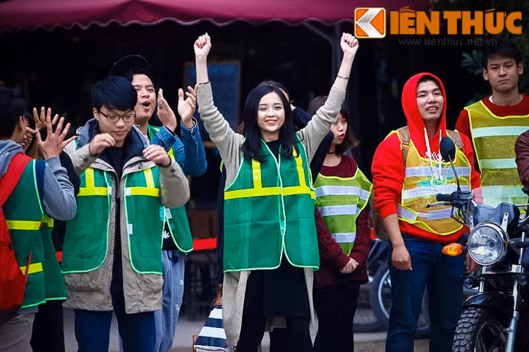 Rất nhiều trai xinh gái đẹp của Hà thành đã quy tụ trong ngày hội bắn cung không chuyên này.