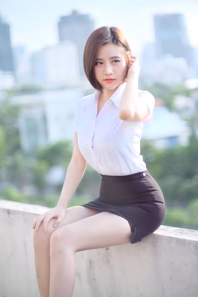 Tìm vào trang cá nhân của Kanokporn, dân mạng phải ngỡ ngàng khi không nghĩ được rằng, cô gái 9X này là lại táo bạo đến thế khi liên tục đăng tải những bức ảnh cắt xẻ táo bạo khoe đường cong của cơ thể.