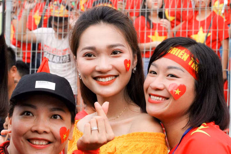 Rất nhiều các CĐV đã phát hiện ra sự xuất hiện của Ngọc Nữ và nhanh chóng tiến lại xin lưu lại khoảnh khắc đặc biệt của ngày hôm nay cùng cô nàng xinh đẹp này.