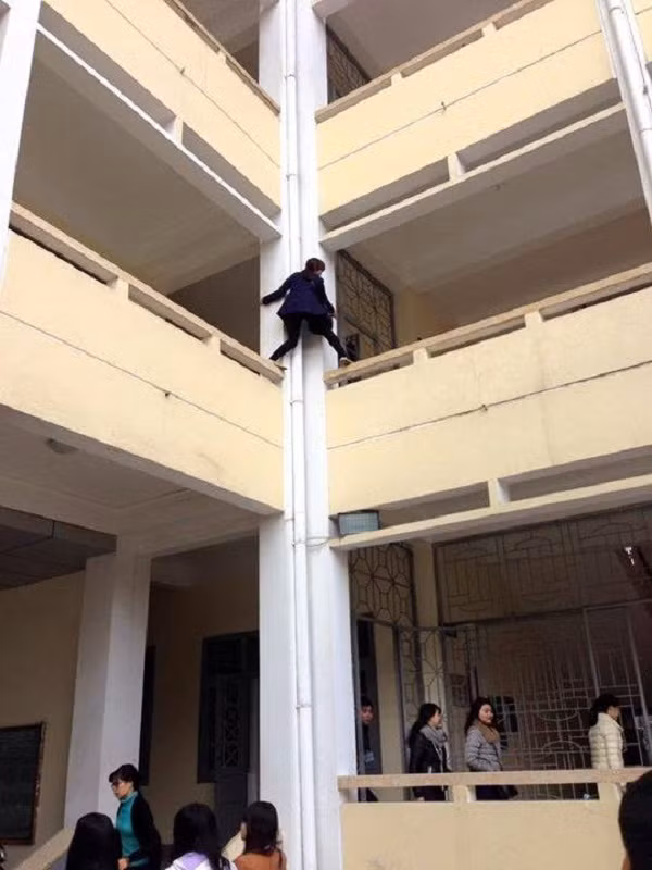 Việc đi học muộn bị khóa cửa hàng lang là điều quá quen thuộc với nhiều nữ sinh đại học và việc hóa thân thành "người nhện" để "khắc nhập, khắc xuất" đã gây xôn xao dân mạng trên Fanpage Đại học Vinh.