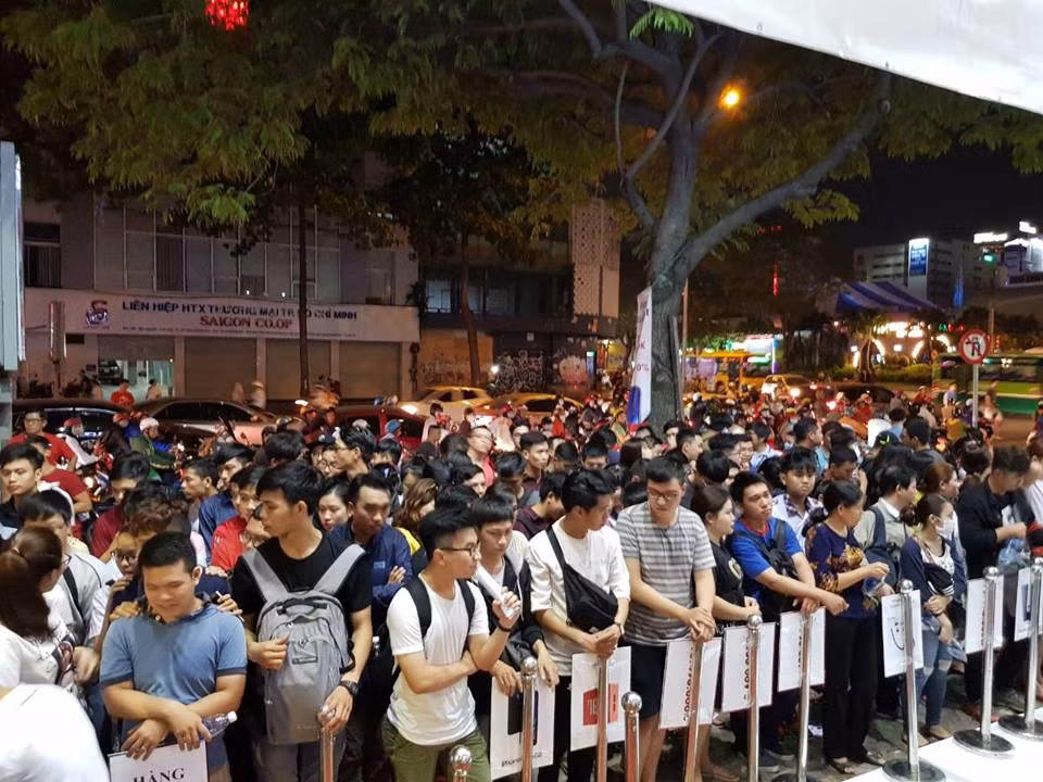 Ngoài việc lên phố tận hưởng không khí Noel thì nhiều bạn trẻ lại lựa chọn việc xếp hàng để săn cho mình những món hàng Sale. Với họ đó là thú vui khi mùa Noel tới.