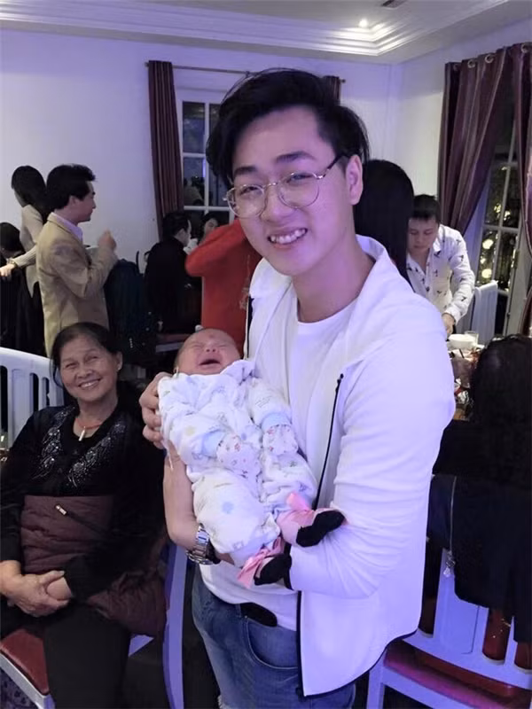 Ông bố trẻ tỏ ra hết sức phấn khích khi đăng ảnh bồng con trai trên tay. Ảnh trong bài: Facebook nhân vật.