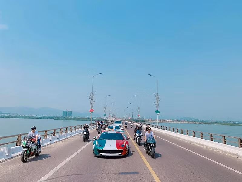 Chủ nhân của đám cưới với đoàn rước dâu siêu xe này là chú rể Lê Minh Hoàng (SN 1989) và cô dâu Võ Đông Mỹ Nhung (1998), sống tại quận Phú Nhuận, TP HCM.