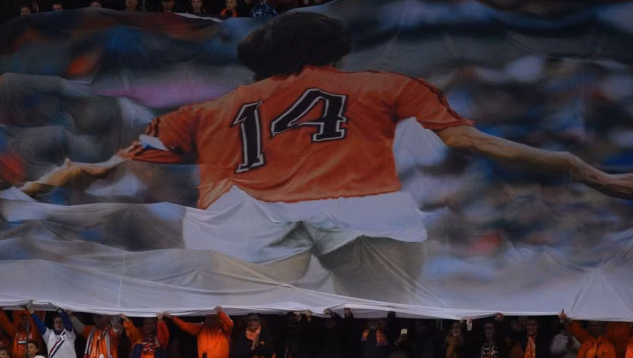 Chiếc áo đấu số 14 đã đi cùng huyền thoại vừa quá cố Johan Cruyff từ Ajax sang tới tận Barca. Để tri ân cho những đóng góp của ông cho bóng đá Hà Lan, CLB Ajax đã quyết định cất chiếc áo đấu của cựu huyền thoại này vĩnh viễn.