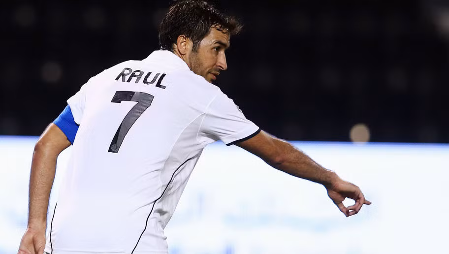 Schalke 04 đã cất chiếc áo số 7 của Raul vĩnh viễn. Ảnh sử dụng trong bài: Goal.com/ Zimppo.