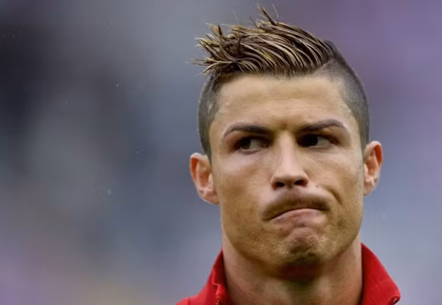 Năm 2013, nhiều người cảm thấy bất ngờ với mái tóc của Cris Ronaldo khi anh nhuộm vàng phần đỉnh đầu trong vô cùng trẻ trung và năng động.