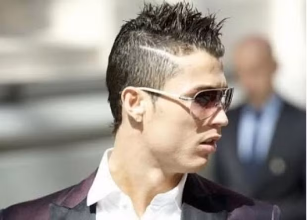 Từ ngày rời bỏ Man United, Cris Ronaldo có bước chuyển mình lớn trong thời trang tóc của mình. Cầu thủ này đã cắt tóc thật ngắn và vuốt keo dựng ngược, điểm thêm là một số hoạt tiết cạo hai bên mai.