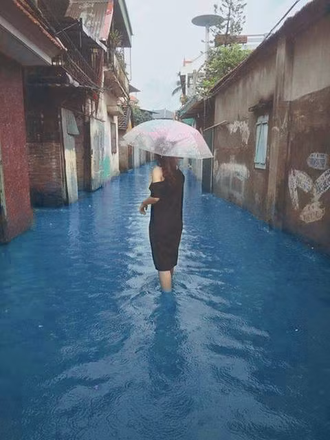 Nhìn cô ấy như sắp bơi giữa dòng sông nước xả vải thường được quảng cáo trên sóng truyền hình.