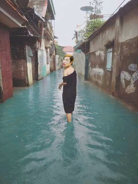 Dường như đọc được suy nghĩ của cô gái khi muốn nhờ chỉnh ảnh nên nhiều dân mạng đã trổ tài photoshop, sáng tạo theo 1.001 phong cách khiến dân mạng cười té giếng.