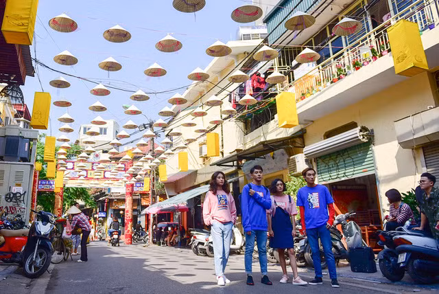 Diện mạo con phố Đào Duy Từ đã thay đổi hẳn nhờ những chiếc nón lá được sắp đặt lạ mắt. Ngoài ra, dọc hai bên phố còn có rất nhiều đèn lồng.