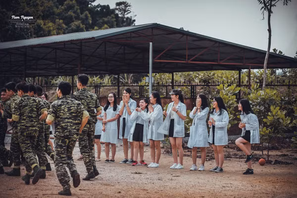 Một bộ ảnh đẹp ra đời, ngoài kỹ thuật của thợ chụp thì concept là thứ vô cùng quan trọng, nó làm nên chất riêng của lớp. Chính vì vậy, dù thời gian chụp thường chỉ mất khoảng 1 ngày, nhưng quá trình lên ý tưởng và nó thành bộ ảnh thật sự phải mất cả tháng trời. Tất nhiên, cái giá phải trả cho sự đầu tư, chăm chút là không hề nhỏ.