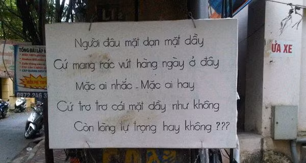 Không chỉ có rác sinh hoạt mà phế thải xây dựng cũng được những người thiếu ý thức đổ trộm dù đã có những lời răn đe rất rõ ràng.