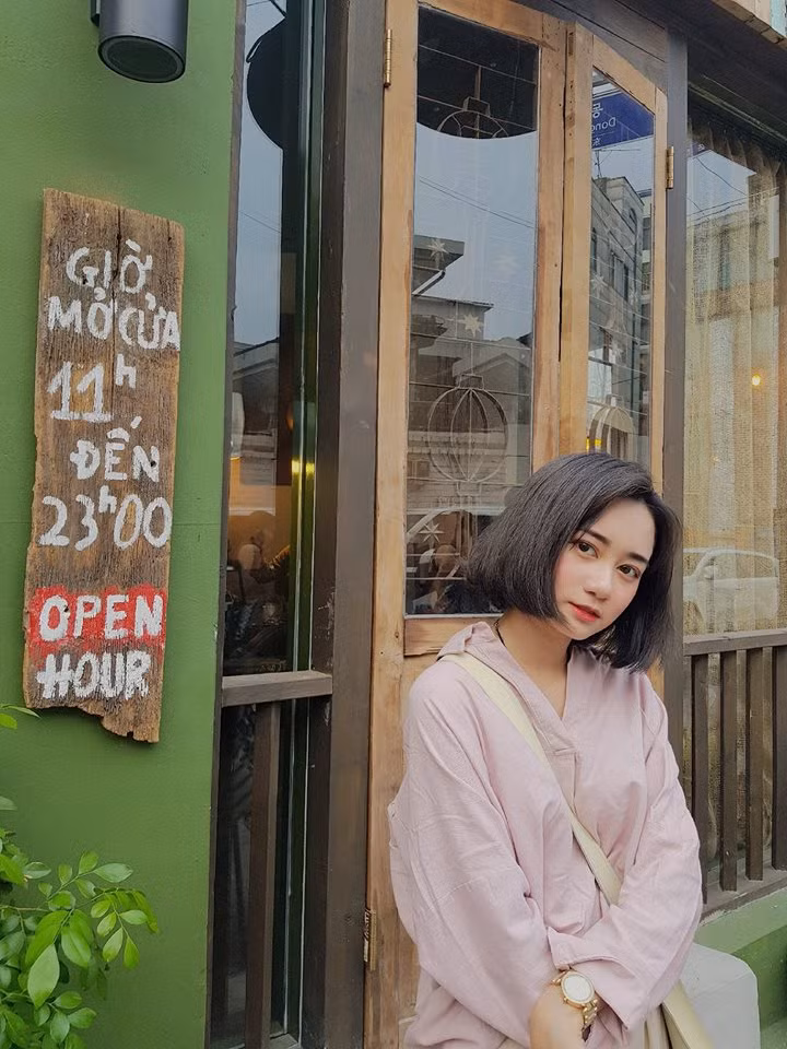 Mỗi đấng mày râu đều có một guu người tình trong mộng của mình khác nhau. Có thể đó là một cô nàng thùy mị với mái tóc dài làm điểm nhấn, tuy nhiên cũng có nhiều anh chàng lại tỏ ra thích thú và bị cuốn hút bởi những cô gái cá tính và điển hình như nữ du học sinh Việt tại Hàn Quốc mới đây sau khi khoe những bức ảnh cực phong cách trên MXH.
