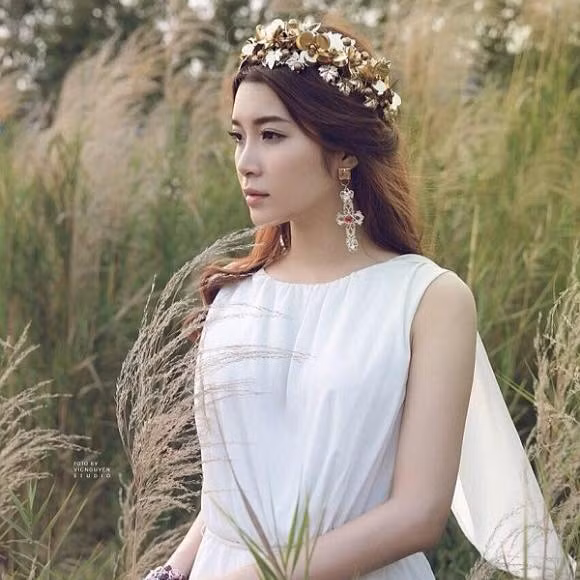 Trước đây, cô gái này từng là cựu nữ sinh Bách Khoa Hà Nội. Nhưng sau đó, cô dừng lại giữa chừng để ra nước ngoài du học.
