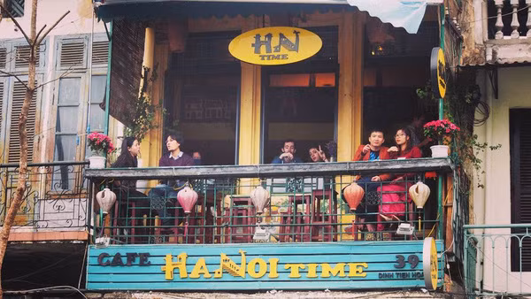 Không gian của Hanoi Time được bài trí đơn giản, mang hơi hướng hoài niệm nhưng lại vô cùng ấm cúng. Bước qua cánh cửa, bạn như được quay ngược thời gian về những ngày xưa cũ, với những bộ bàn ghế gỗ mộc, những bức tranh được treo trên tường một cách ngẫu hứng, mang đậm dấu ấn về những ngày Hà Nội cổ.