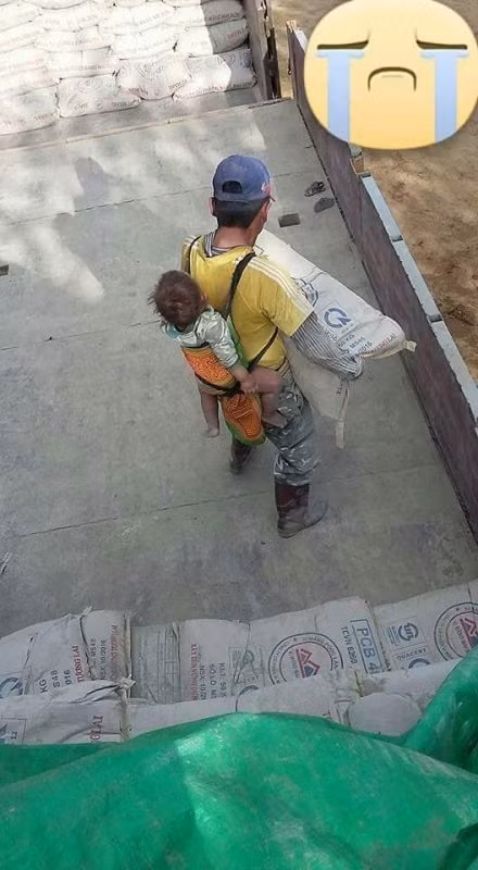 Vì nỗi lo cơm áo gạo tiền hàng ngày, người cha nghèo phải cõng đứa con thơ còn tuổi ăn, tuổi ngủ trên lưng để bán mồ hôi, công sức trên công trường đầy đất đá, bụi bặm và cái nắng chói chang.