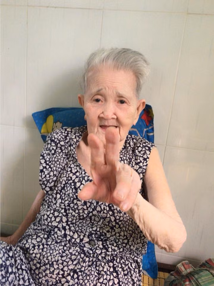Trước đó, bà ngoại của anh Phú được dân mạng quan tâm khi người cháu đăng tải đút cơm cho ngoại ăn.