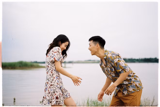 Đâu cần diễn xuất nhiều, ngày thường đôi vợ chồng nổi tiếng này cũng đã nhắng nhít và khi họ "nhập vai" quá thành công. Người ta gọi đây là "diễn như không diễn".