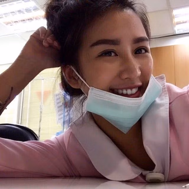 Được biết Carina Linn 22 tuổi hiện đang làm y tá tại bệnh viện tại thủ đô Bắc Kinh – Trung Quốc vừa qua được cư dân mạng phải nhắc tới mình khá nhiều khi cho đăng tải bức ảnh tự sướng với nụ cười rạng rỡ trên đôi môi dày gợi cảm.
