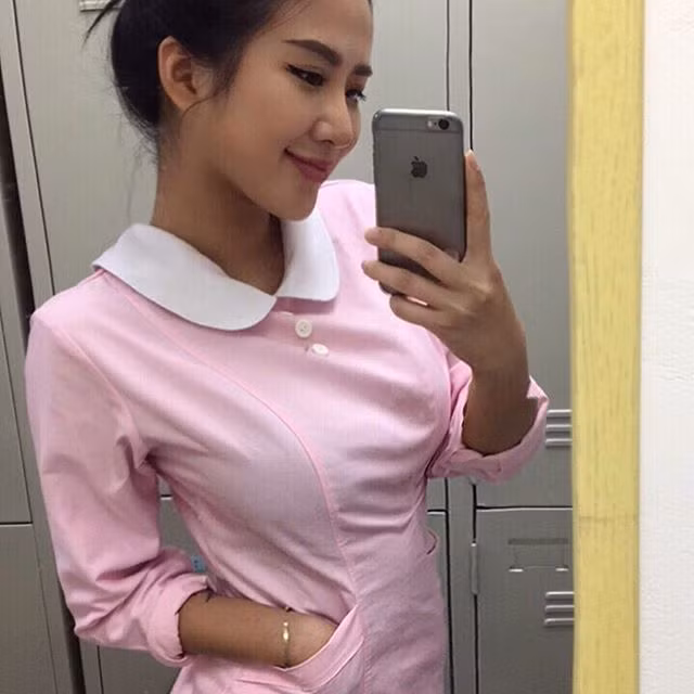 Không chỉ dừng lại với những nét đẹp đến từ khuôn mặt và nụ cười “gây nhớ”, nữ y tá 9X gây bão trong cộng đồng mạng vừa qua còn khiến nhiều người bất ngờ khi khoe những đường cong cơ thể cực quyến rũ trong những bộ đồ thời trang cắt xẻ táo bạo.