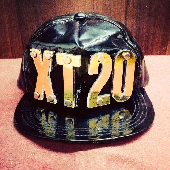 Chiếc mũ snapback đậm chất hiphop mà Tú Ngựa phải đặt để khẳng định thương hiệu "XT 20" của mình.