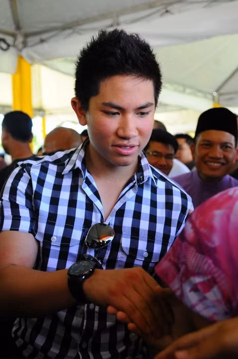 Vẻ thân thiện là những gì hoàng tử đẹp trai đến từ Brunei thể hiện với mọi người.