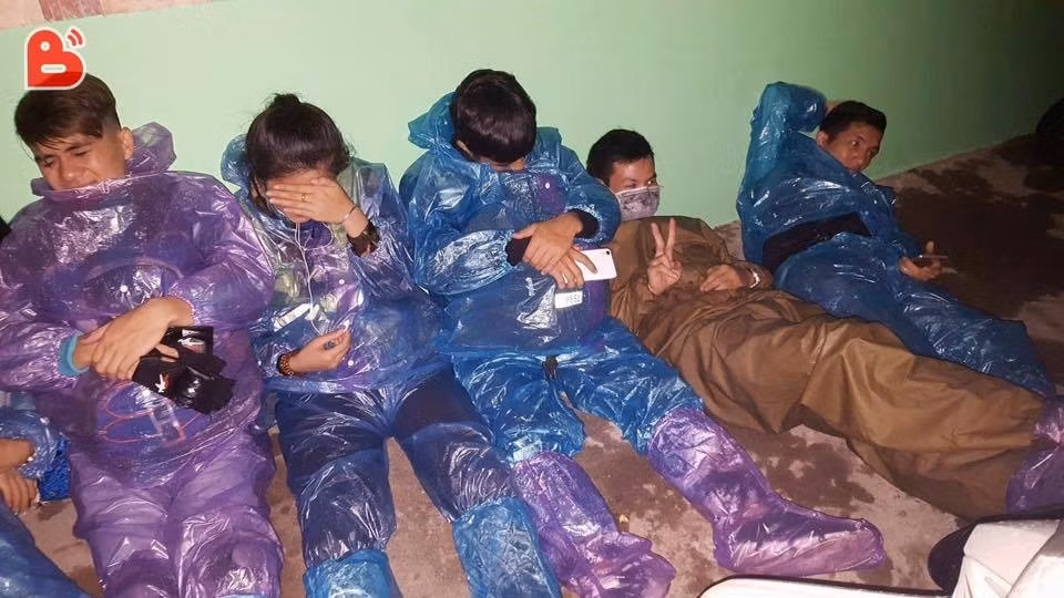 Đi kèm với chi phí ít, tự túc đó là những cảnh "màn trời, chiếu đất", ăn bờ ngủ bụi đã quá quen với những dân phượt chuyên nghiệp. Cũng một phần các phượt thủ muốn tiết kiệm chi phí tối đa, bên cạnh đó cũng là vì họ quá mệt mỏi cho cung đường lên đến vài trăm km trên yên xe nên gặp đâu ngủ đó.