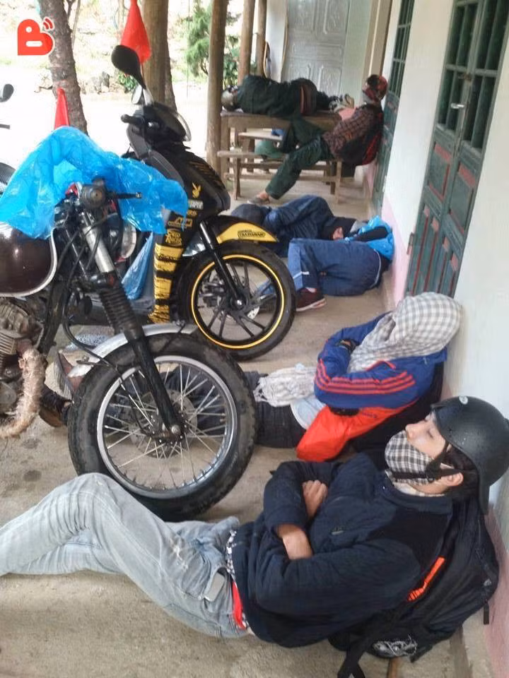 Những dân phượt sẵn sàng ngủ bất cứ nơi nào họ cảm thấy mệt mỏi và muốn dừng chân. Chỉ cần một điểm tựa, họ có thểm chìm vào giấc ngủ ngon lành.
