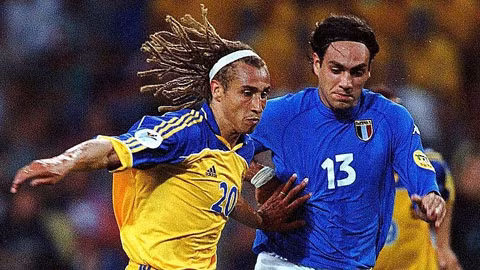Ở kỳ Euro 2000, tiền đạo Henrik Larsson đã trình làng mẫu tóc dài màu vàng được tết từng lọn to khá cầu kỳ. Ngay sau đó, khi trở về CLB Barca, cầu thủ này đã cạo sạch đầu và chung thủy với mái tóc nam tính,